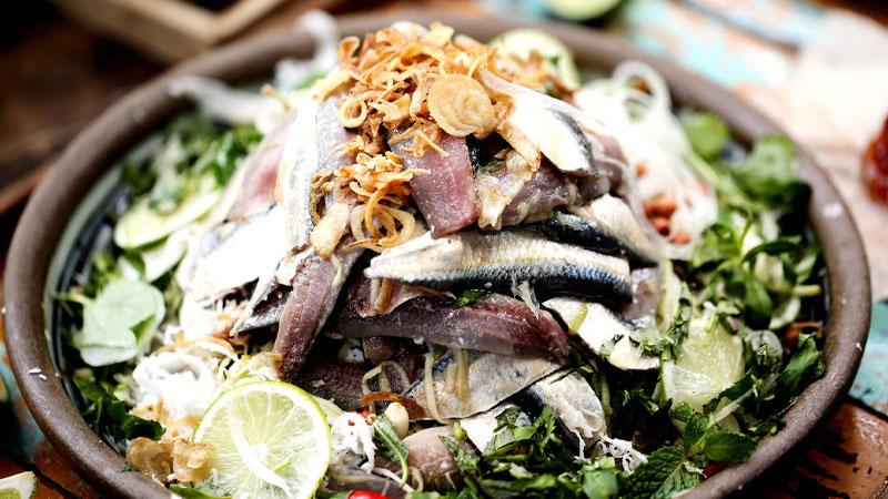 Khám phá cách chế biến món gỏi cá trích Phú Quốc ngon tuyệt, dễ làm ngay tại nhà.