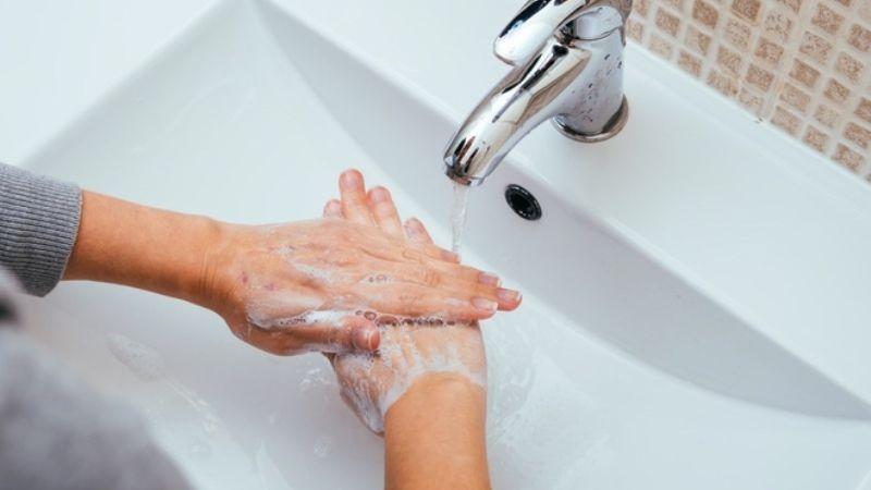 Khi đến thăm trẻ sơ sinh, hãy tránh những hành động không tốt cho sức khỏe của bé. Dưới đây là những điều cần lưu ý để bảo vệ bé yêu khi bạn đến thăm.