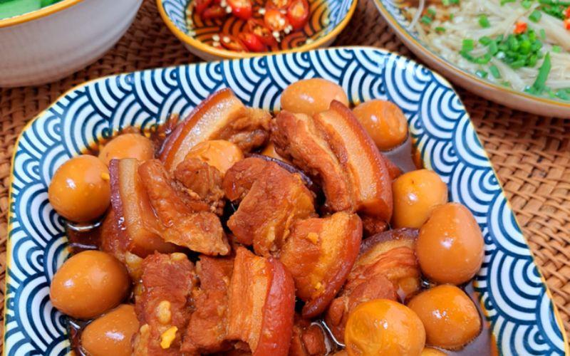 Hướng dẫn cách nấu thịt kho tàu đơn giản với gói gia vị sẵn có.