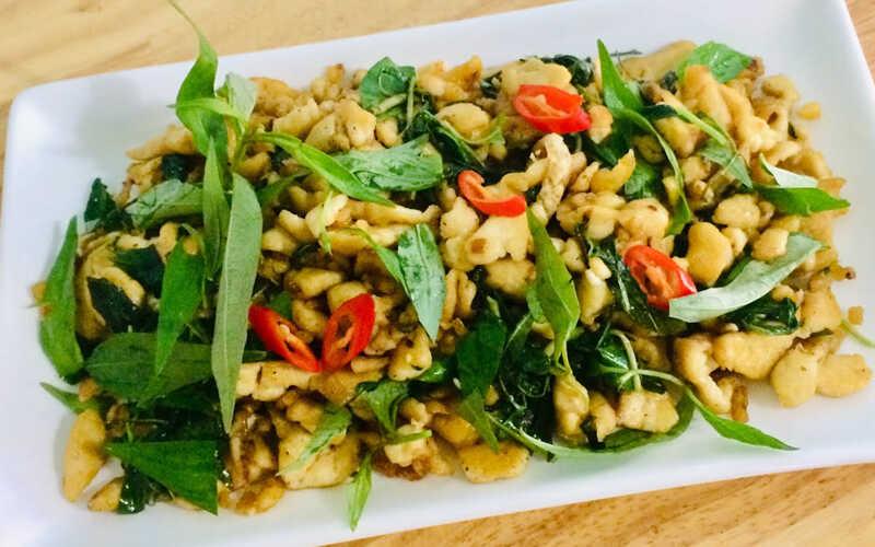 Khám phá cách chế biến món đậu hũ xào rau răm độc đáo, thơm ngon và dễ làm ngay tại nhà, mang đến hương vị mới mẻ cho bữa ăn chay.