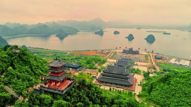 Khám phá kinh nghiệm du lịch chùa Tam Chúc, Hà Nam – điểm đến tâm linh nổi bật với những trải nghiệm tuyệt vời và cảnh quan huyền bí. Đây là địa chỉ không thể bỏ qua cho những ai yêu thích sự thanh tịnh và vĩ đại của ngôi chùa lớn nhất thế giới.