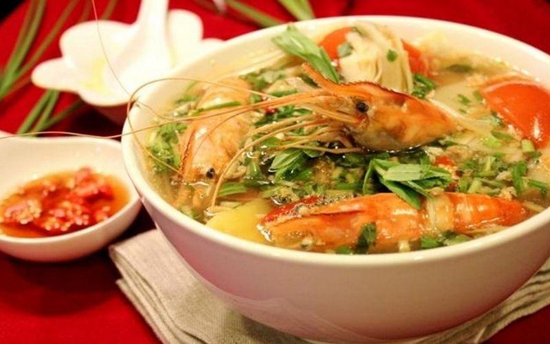 Canh tôm nấu khế chua, món ăn nhẹ nhàng và thanh thoát, rất thích hợp để thưởng thức trong những ngày cuối tuần thư giãn.