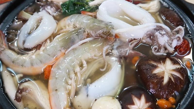 Công thức lẩu nấm hải sản ngọt ngào, thanh tao cho bữa tiệc cuối tuần
