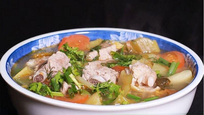Khám phá cách chế biến món canh cải chua sườn non kết hợp thịt heo thơm ngon và hấp dẫn.