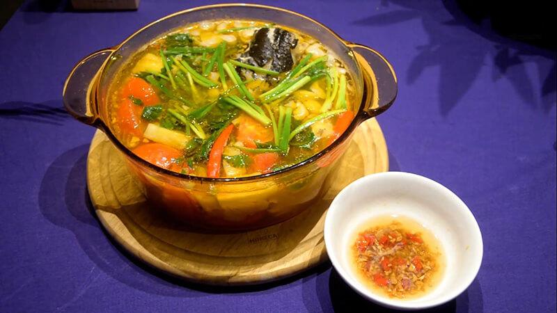 Ông xã không thể rời mắt, không ngừng khen ngợi hương vị tuyệt vời của món canh chua cá lăng, đậm đà mà thanh thoát.