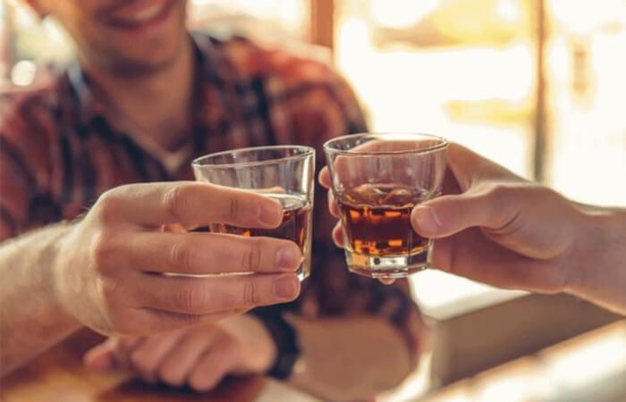 Vì sao khi say rượu, bia, người ta lại dễ dàng mở lòng và nói ra những điều thật sự trong lòng?