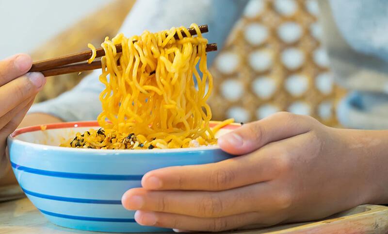 Ăn mì tôm có thể khiến bạn tăng cân hay không?