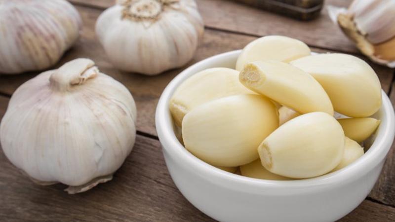 Mẹo bóc tỏi nhanh, sạch sẽ, không hề bẩn tay chỉ trong 3 giây!