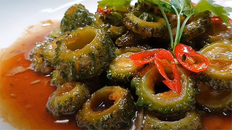 Chỉ cần vài bước đơn giản, bạn đã có thể chế biến khổ qua rừng thành món chay thơm ngon, khiến cả nồi cơm cũng hết veo.
