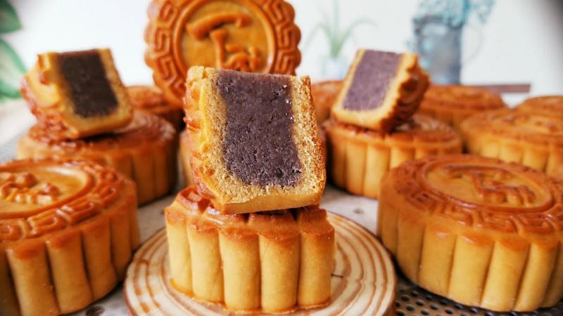 Khám phá 2 công thức làm bánh Trung thu nhân đậu đỏ mềm mịn, thơm ngọt, dễ làm tại nhà.