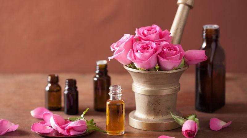 Cách tự chế nước rửa mặt từ hoa hồng giúp làn da sáng mịn, khỏe mạnh