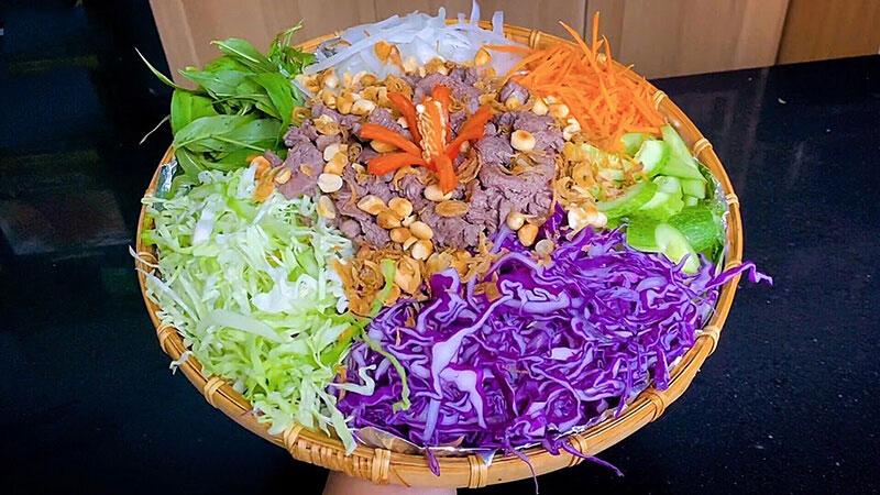 Khám phá cách chế biến món gỏi bắp bò ngũ sắc hấp dẫn, thay đổi khẩu vị cho bữa cơm gia đình bạn, mang đến hương vị mới mẻ đầy thú vị.