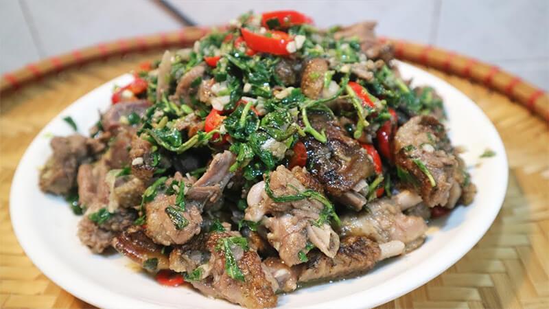 Khám phá vịt xào rau răm – món ăn dân dã, đơn giản nhưng đầy hấp dẫn mang đậm hương vị quê nhà.