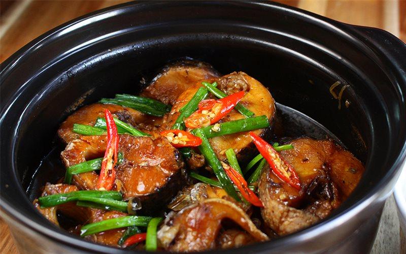 Chồng tôi luôn mê mẩn những món cá kho thơm ngon, khó có thể cưỡng lại được vị đậm đà ấy.