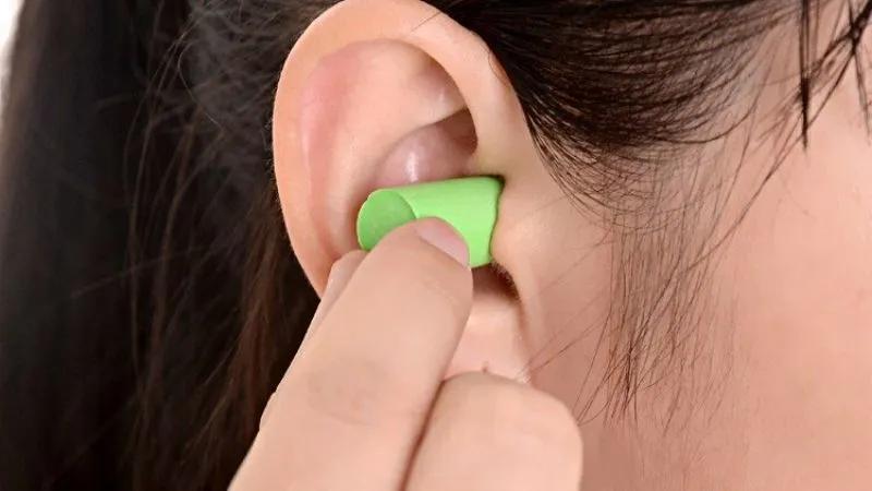 Những bí quyết đơn giản và hiệu quả giúp tránh ù tai khi bay máy bay
