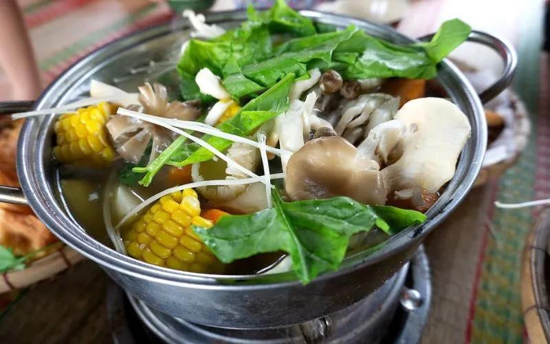 Hướng dẫn làm món lẩu nấm chay thanh mát và ngon miệng