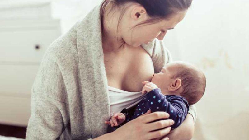Tại sao bé chỉ bú một bên ngực? Mẹ cần phải làm gì khi bé chỉ bú một bên?