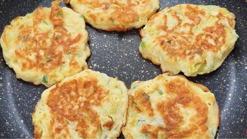 Chỉ với vài phút, bạn sẽ có ngay món bánh bắp cải giòn tan, lý tưởng cho một bữa sáng thơm ngon và đầy đủ năng lượng.