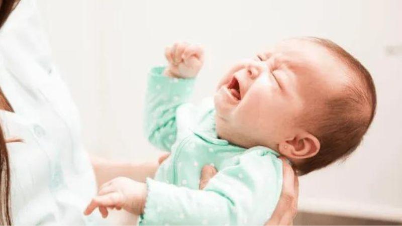 Cha mẹ nên làm gì khi bé sơ sinh gặp khó khăn trong việc ngủ sâu?