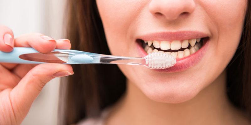 Nên ăn sáng hay đánh răng trước? Đây là câu hỏi mà nhiều người hay tự hỏi, nhưng phần lớn chúng ta chỉ làm theo thói quen mà không thật sự xác định được đâu là cách thức hợp lý. Hãy cùng khám phá vấn đề này và đưa ra quyết định đúng đắn cho việc chăm sóc răng miệng.