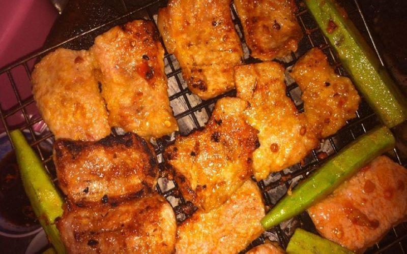 Nầm bò nướng là một món ăn hấp dẫn, được chế biến từ phần nầm bò tươi ngon, nướng chín vàng với hương thơm quyến rũ. Bạn đã biết cách làm món này tại nhà chưa? Cùng khám phá công thức đơn giản để thực hiện món nầm bò nướng tuyệt vời này ngay nhé.