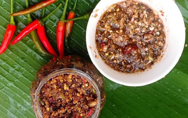 Chẩm chéo là món gia vị đặc trưng của vùng Tây Bắc, mang hương vị nồng nàn không thể thiếu trong mỗi bữa ăn. Cùng khám phá cách làm món chẩm chéo chuẩn vị, để cảm nhận trọn vẹn tinh hoa của vùng núi rừng này.