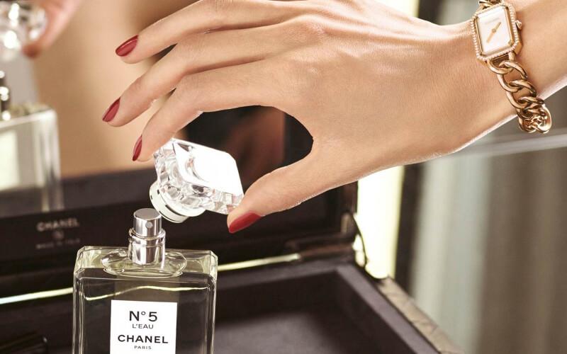 Khám phá Eau Tendre - nước hoa Pháp với hương thơm nhẹ nhàng, thanh thoát và đầy nữ tính, mang đến một trải nghiệm ngọt ngào cho phái đẹp.
