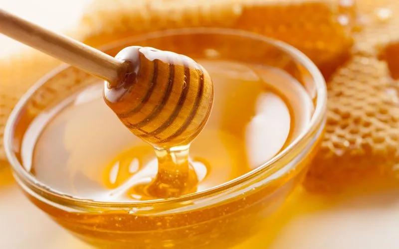 Khám phá phương pháp trị quầng thâm mắt hiệu quả tại nhà với mật ong – đơn giản nhưng đầy bất ngờ.