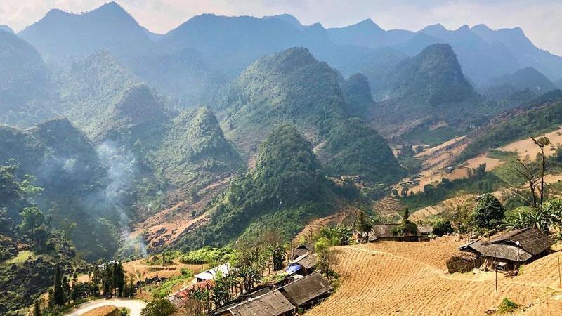 Khám phá Đồng Văn, vùng cao nguyên Hà Giang, với những hoạt động hấp dẫn và ẩm thực đặc sắc. Cùng tìm hiểu về những trải nghiệm không thể bỏ qua khi đến với mảnh đất này.