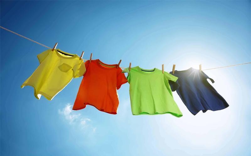 Bí quyết giặt quần áo sạch sẽ, nhanh khô và không bị mùi ẩm mốc trong mùa mưa, giúp bạn luôn cảm thấy dễ chịu dù thời tiết có thay đổi như thế nào.