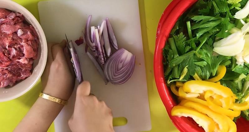 Cách làm thịt bò xào thập cẩm mang đến sự kết hợp hoàn hảo giữa thịt bò mềm mượt và rau tươi giòn giòn, tạo nên một món ăn ngon miệng, đầy dinh dưỡng.