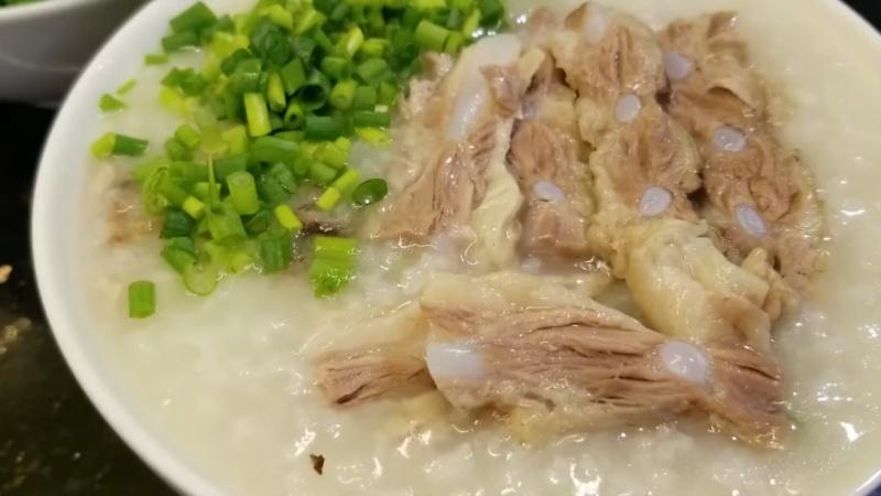 Khám phá công thức nấu cháo sườn sụn mềm mịn, thơm ngon cho một bữa sáng đầy đủ dinh dưỡng