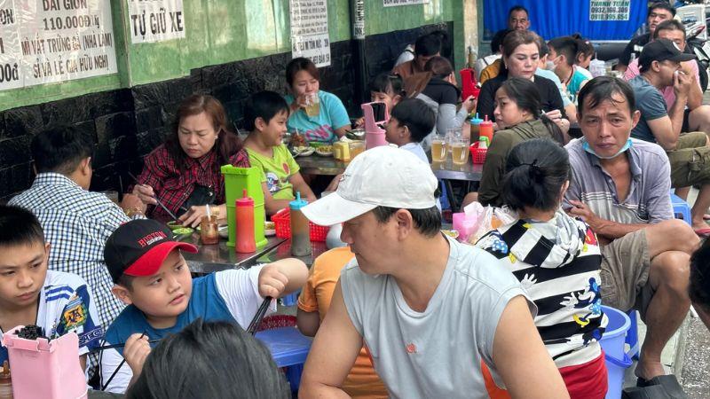 Bữa sáng tại quận 5 với những món ăn phong phú, chỉ từ 15k, là sự lựa chọn tuyệt vời cho những ai đang phân vân tìm kiếm một bữa sáng tiện lợi và ngon miệng.