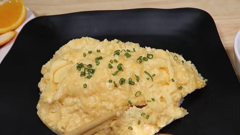 Hướng dẫn làm món cơm trứng omelet nhanh chóng, béo ngậy và đầy hương thơm cho cả gia đình.
