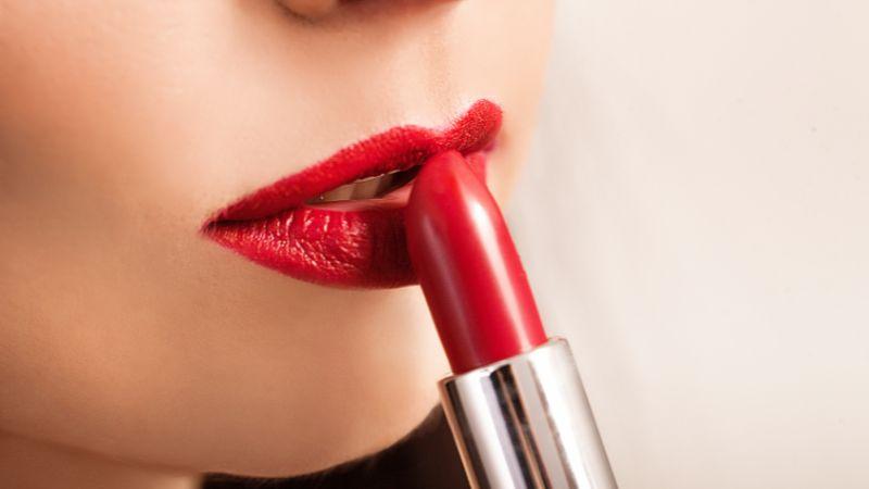 Top 10 thỏi son đỏ đất cao cấp được yêu thích nhất hiện nay, làm nổi bật vẻ đẹp tự nhiên và quyến rũ cho đôi môi.