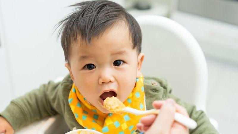 Hướng dẫn xây dựng thực đơn ăn dặm truyền thống cho bé từ 6 đến 7 tháng tuổi, giúp bé phát triển khỏe mạnh và đầy đủ dinh dưỡng.