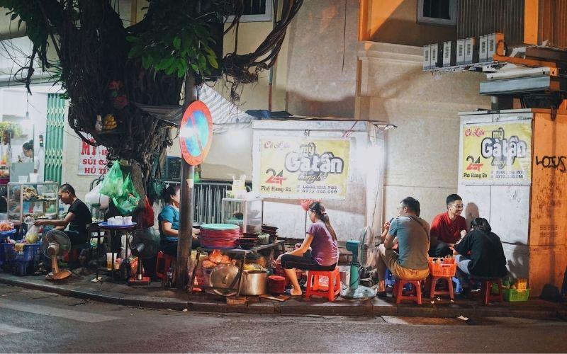 Khám phá 10 quán ăn đêm nổi bật tại quận Hoàn Kiếm, nơi bạn có thể thưởng thức những món ngon đặc sắc vào những giờ khuya.
