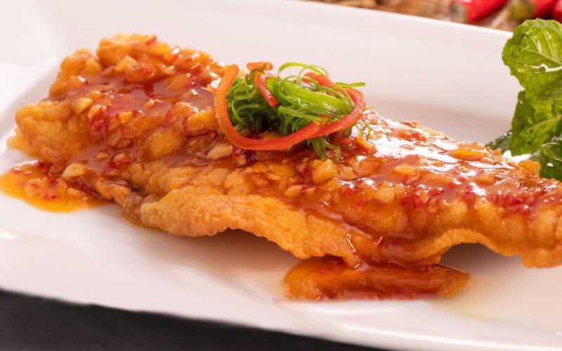 Hướng dẫn cách chế biến phi lê cá basa chiên giòn thơm lừng với hương vị cay nồng của tỏi ớt, mang lại sự hấp dẫn khó cưỡng.
