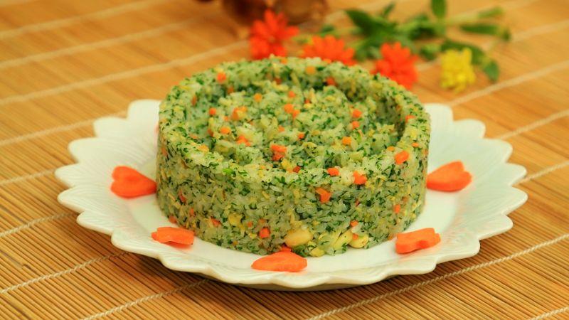 Khám phá công thức cơm chiên ngọc bích hấp dẫn, với hương vị thơm ngon và màu sắc bắt mắt, mang đến trải nghiệm ẩm thực tuyệt vời.
