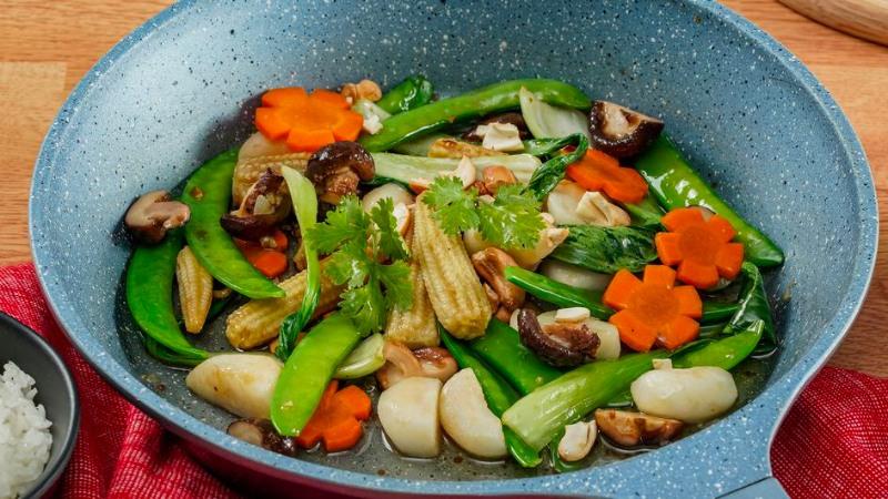 Chỉ cần nhìn qua là bạn đã muốn thưởng thức ngay món rau xào thập cẩm thơm ngon, với từng lá rau giòn rụm, bắt mắt.
