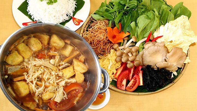 Lẩu Thái chay với sự kết hợp hoàn hảo giữa vị chua và cay, khiến từng ngụm nước dùng trở nên đậm đà, dễ khiến bạn phải xuýt xoa khen ngon.