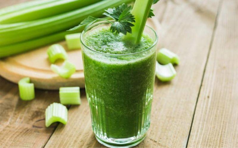 Mặc dù nước ép cần tây mang lại nhiều lợi ích cho sức khỏe, nhưng không phải ai cũng nên sử dụng.