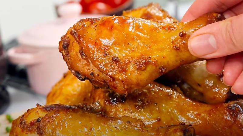 Khám phá công thức làm đùi gà nướng tiêu kiểu KFC cực kỳ hấp dẫn, ngon không kém gì món ăn tại các nhà hàng nổi tiếng.