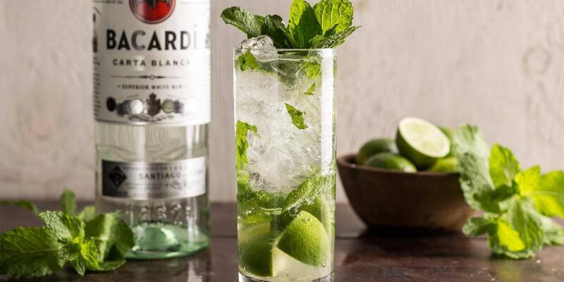 Mojito là thức uống hấp dẫn, nổi bật với sự kết hợp giữa vị chua nhẹ của chanh, mùi thơm của bạc hà và một chút cay cay của rượu Rhum. Bạn có biết sự khác biệt giữa Mojito truyền thống và phiên bản hiện đại đang phổ biến hiện nay?