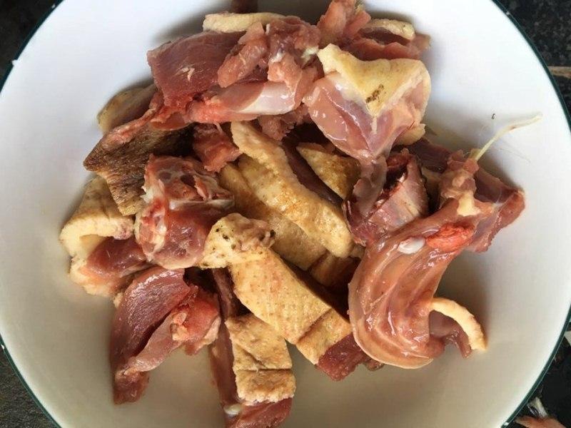 Khám phá bí quyết chế biến món vịt kho sả nghệ của chị Thoản, mang đến hương vị đậm đà và thơm ngào ngạt, chắc chắn sẽ làm hài lòng mọi thực khách.