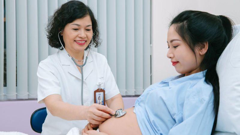 Khâu eo cổ tử cung để phòng tránh sinh non là một kỹ thuật quan trọng trong việc bảo vệ thai kỳ. Vậy phương pháp này có tác dụng như thế nào và ai cần thực hiện?