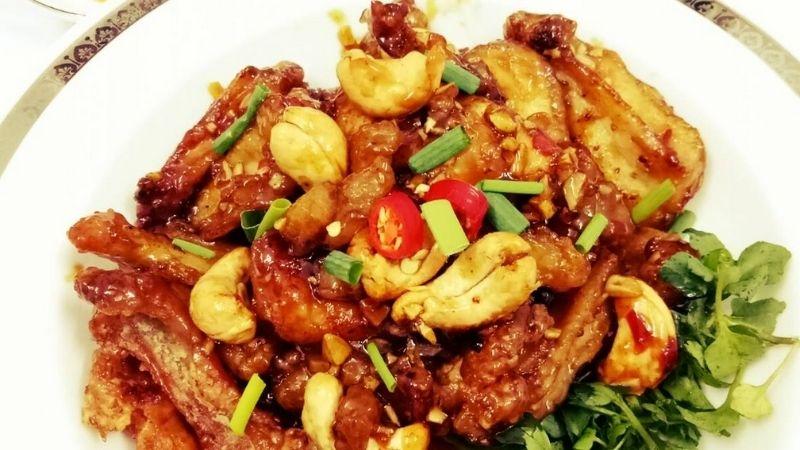 Sụn gà chiên mắm thơm lừng, giòn rụm, không thể cưỡng lại được.