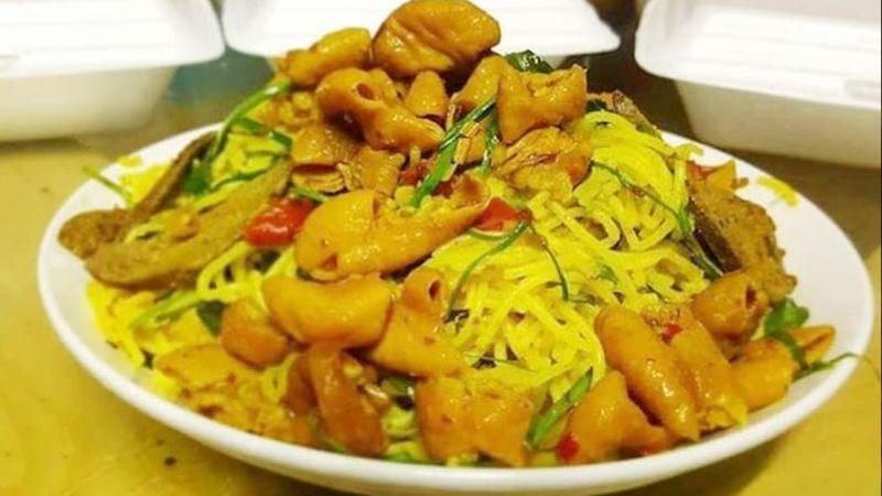 Khám phá cách làm món bún lòng xào nghệ, đặc sản thơm ngon của xứ Huế.