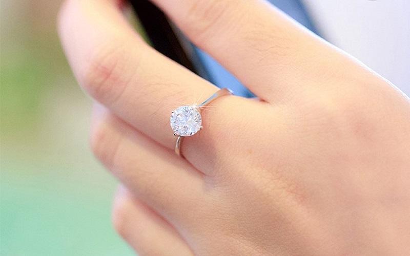 Nhẫn phong thủy là gì? Làm thế nào để đeo nhẫn phong thủy mang lại vận may và sự bình an?