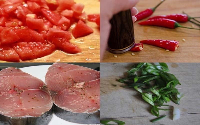 Cá thu kho cà chua, một món ăn đầy hương vị đậm đà, sẽ khiến bạn phải ăn thêm cơm mà không kịp nhận ra. Vị ngọt thanh của cá kết hợp với cà chua chua chua tạo nên sự hấp dẫn khó cưỡng.